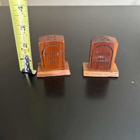 Grave Stone Salt and Pepper Shakers. - Picture 6 of 7